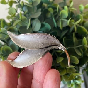 Vintage Wells Sterling Silver 925 Floral Leaf Detailed Etched Curved Brooch Pin